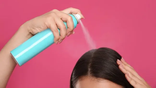 Dry Shampoo: Penyelamat Rambut Lepek atau Malah Merusak Kulit Kepala?
