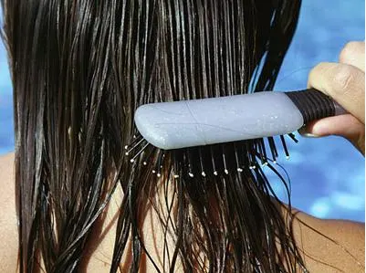 Menyisir Rambut Saat Basah