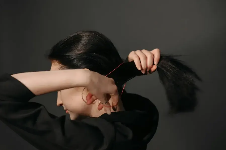 mengikat rambut saat basah