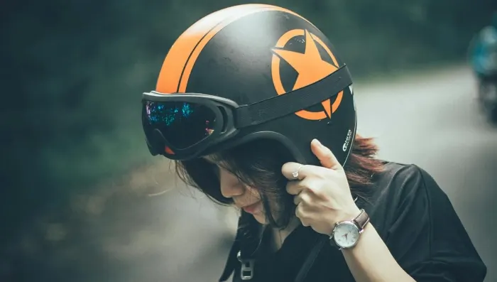 pakai helm saat rambut basah