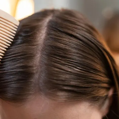 4 Kebiasaan Buruk Pemicu Rambut Rontok & Tips Menjaga Kekuatan Akar